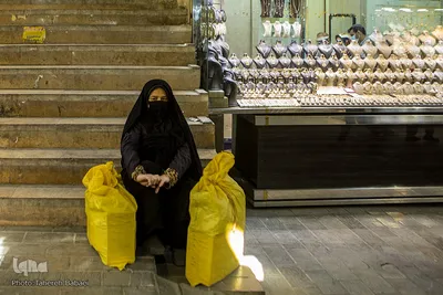 دیگر فروشندگان منتظر رهگذری نیستند تا قدم قدم زنان به سر بساط آنان ظاهر شود. شاید رهگذران خسته نیز رنگ پاییز گرفته‌اند.