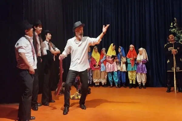 اجرای نمایش «دوربین جادویی» در کردستان