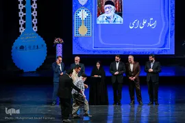 تقدیر از علی اسمی در آیین اختتامیه چهارمین جشنواره آواها و نواهای رضوی