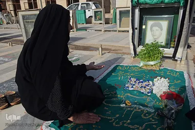 مادرانه هایی عاشقانه بر مزار تک فرزند شهیدم