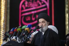 مراسم تعویض پرچم گنبد حرم حضرت اباالفضل العباس(ع) از قرمز به مشکی