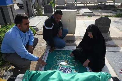 مادرانه هایی عاشقانه بر مزار تک فرزند شهیدم