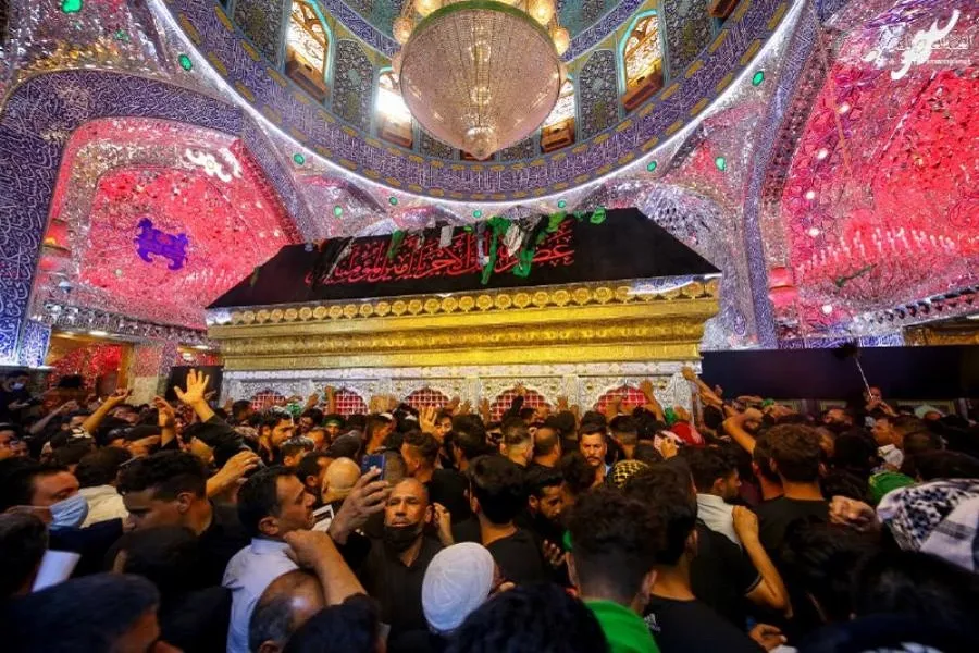 المؤمنون يؤدون زيارة أمير المؤمنين(ع) بذكرى رحيل النبي(ص) في النجف