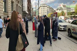 Straßenaktion gegen Diskriminierung: „Unterstütze die Vielfalt!“