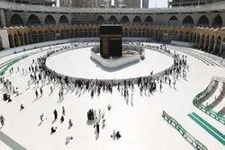 Kəbə evinə əl sürtmək və Qara daşı öpmək qadağan edilib