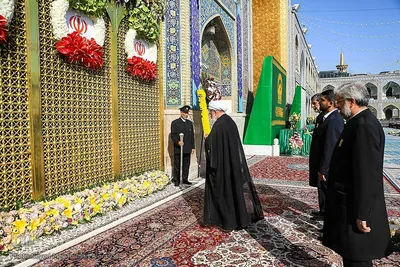 تعویض پرچم گنبد بارگاه رضوی در روز ولادت حضرت رضا(ع)
