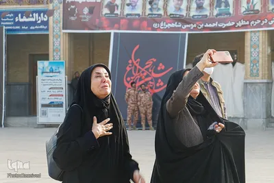 برافراشتن پرچم عزای فاطمی برفراز گنبد شاهچراغ(ع)