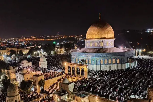 آلاف المصلين يُشاركون بصلاة فجر 