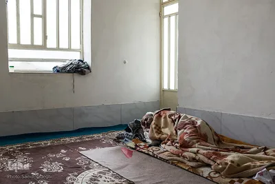 پدر خانواده، عباس رضاییان چندین سال است که با بیماری دست و پنجه نرم می‌کند. به همین خاطر فرزندان معلول او تحت پوشش کمیته امداد امام خمینی(ره) هستند. اما با این وضعیت اقتصادی کار برایشان دشوار شده است.