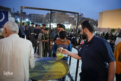 سفره‌های افطاری در جوار آستان علوی