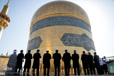 تعویض پرچم گنبد بارگاه رضوی در روز ولادت حضرت رضا(ع)