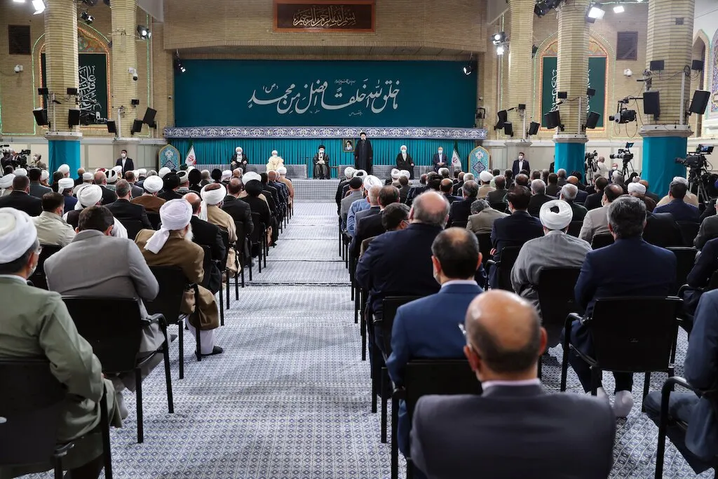 Imam Khamenei reuniu-se com participantes da Unidade Islâmica Conf. e gov. funcionários+fotos