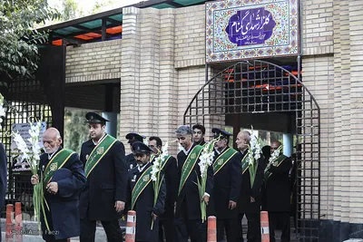 گلباران قبور شهداي دفاع مقدس توسط خادمان حرم شاهچراغ(ع) شيراز
