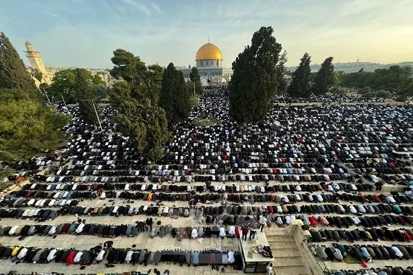 Mescid-i Aksa’da Ramazan Bayramı namazına binlerce Filistinli katıldı