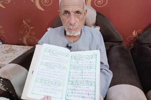 ایک 82 سالہ مصری شخص نے اپنے ہاتھ سے پورا قرآن لکھ دیا + ویڈیو