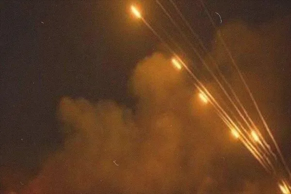 Hezbolá lanza andanada de cohetes contra objetivos israelíes