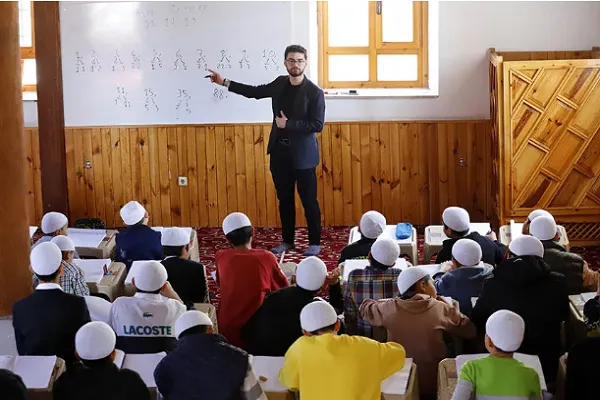 Kur'an kursundaki çocukların gönüllü matematik öğretmeni oldu