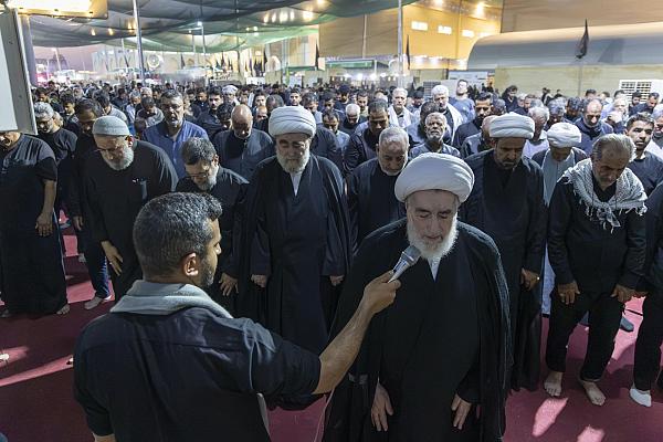 إقامة صلاة الجماعة الموحدة في مجمّع أبي الفضل العباس (ع) بمشاركة زائري الأربعين