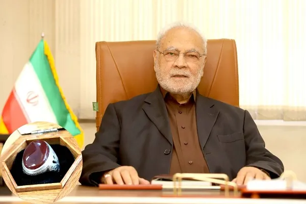 انگشتر اهدایی رهبر معظم انقلاب به منوچهر محمدی اعطاء شد