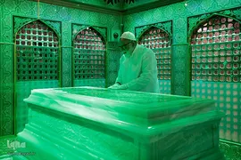 غبارروبی ضریح مطهر حضرت رضا(علیه‌السلام)