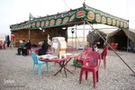پذیرایی موکب روستایی سنگ‌سفید شازند از زائران حسینی