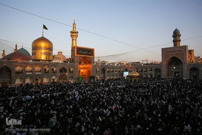 تعویض پرچم گنبد حرم امام رضا(ع)‎