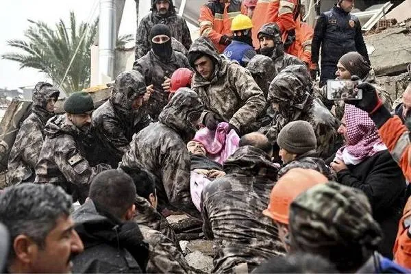 Depremin 4. günü: 12 bin 873 ölü