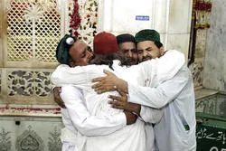 لاہور: داتا دربار کے باہر پولیس وین کے قریب دھماکا، 5 افراد جاں بحق، 24 زخمی