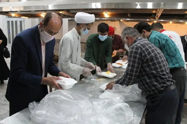 طبخ روزانه ۱۰۰۰ پرس غذا برای نیازمندان در مصلای شهرکرد