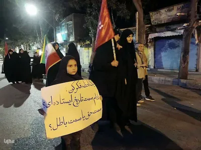 ایستاده در خیابان برای خونخواهی رهبر شهید انقلاب در اهر 
