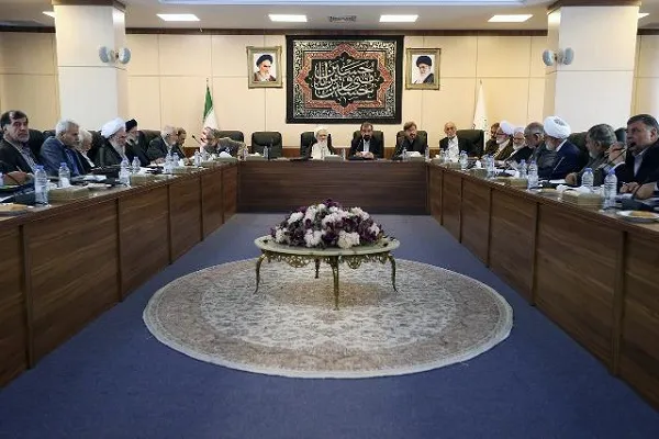 مسئولان و نخبگان با شناسایی معضلات جامعه، به رفع موانع اقتصادی و معیشتی کمک کنند
