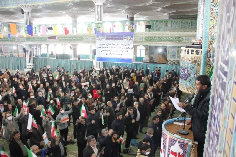 تجمع نمازگزاران شهرکردی در اعتراض به اهانت نشریه فرانسوی + عکس