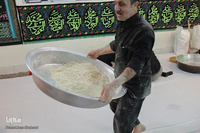 آماده سازی اوماج حلوای سنتی زنجان برای روز عاشورا