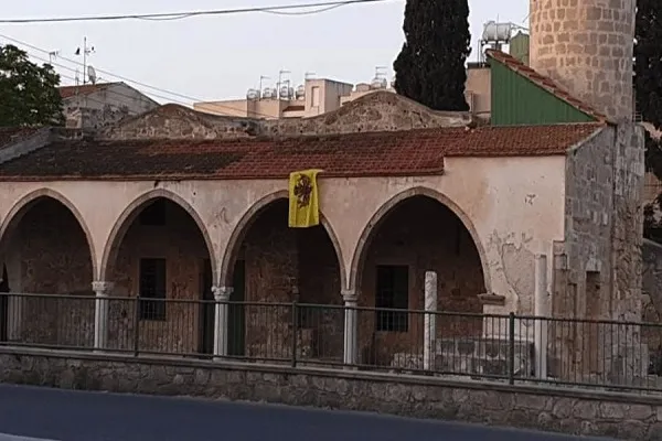 Məscidin üstünə Bizans bayrağı asdılar