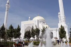 Poutine désigne la plus belle mosquée du monde
