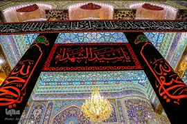 نصب پرچم های سیاه در آستان مقدس امام حسین(ع)