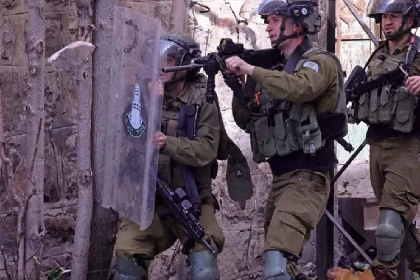 Zionist Forces Storm West Bank Villages, Injure Dozens