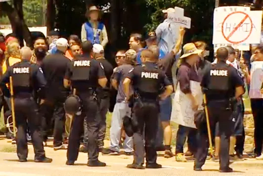 Texas: Agrupación islamófoba se manifiesta frente la mezquita de Richardson