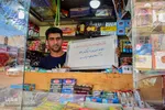 مرد جوانی که در دکه روزنامه‌فروشی کار می‌کند: زنان امروزی با پشتکار خود به آرزوهای خود برسند...