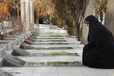 گلباران قبور شهدا در آستانه چهلمین سال انقلاب در شهرکرد
