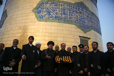 تعویض پرچم گنبد حرم مطهر رضوی در آغاز ماه محرم‎