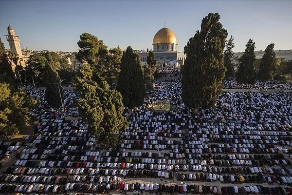 Mescid-i Aksa'da bayram namazı 150 bin kişiyle kılındı
