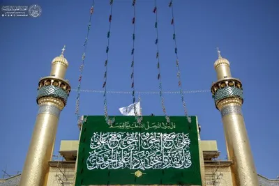 Zum Ghadir-Fest wurde eine weiße Fahne auf Kuppel des Heiligtums von Imam Ali (as.) gehisst
