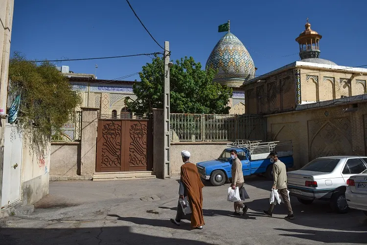 اقلام بهداشتی و معیشتی میان همسایگان حرم آستانه شیراز توزیع شد