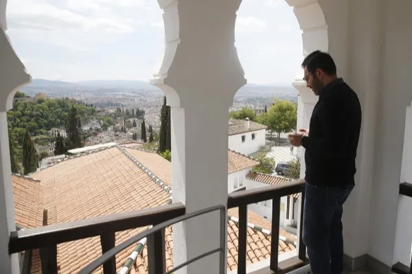 İspanya'da ezan, minareden yüksek sesle sadece Granada'daki Ulu Cami'nde okunuyor