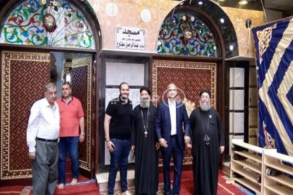 توزیع قرآن توسط کاهنان مسیحی میان نمازگزاران مصری