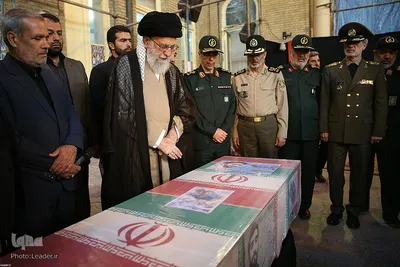 حضور رهبر معظم انقلاب در کنار پیکر شهید حججی
