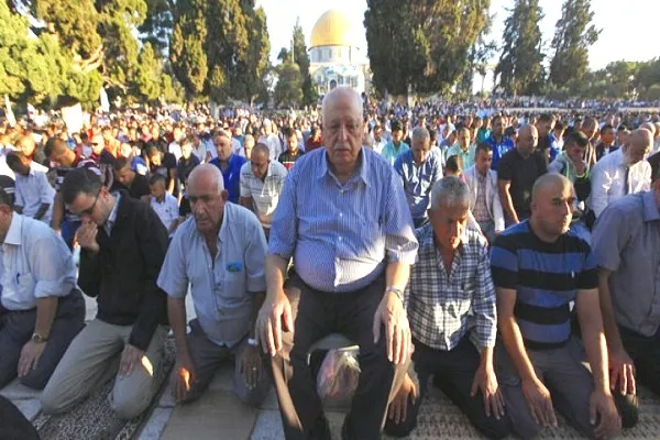 Miles de palestinos marchan hacia la mezquita de Al-Aqsa