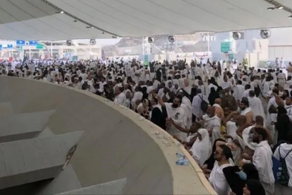 ضيوف الرحمن يؤدون مناسك يوم الحج الأكبر