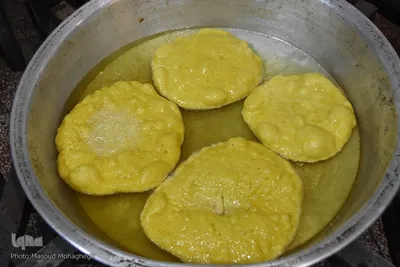 پخت و توزیع نان محلی در سمنان